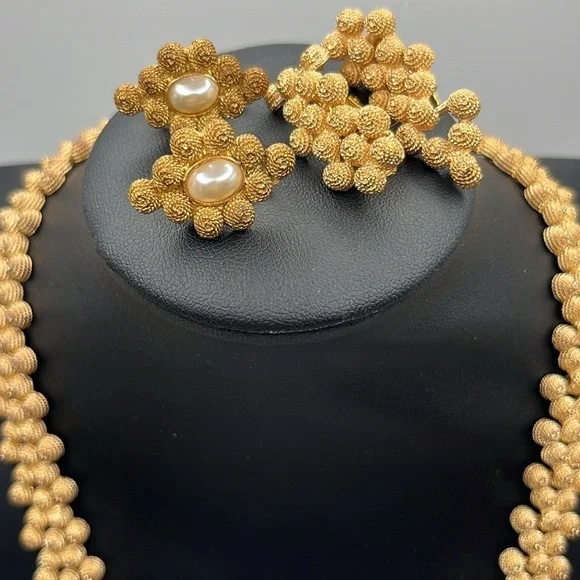 Vintage gold tone nugget necklace and 2 pairs of coordinating clip earrings - Picture 12 of 12